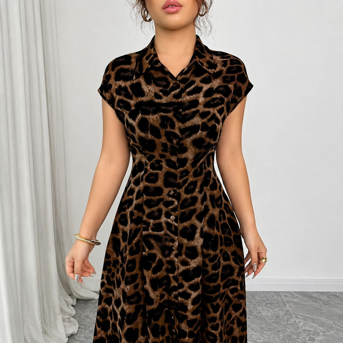 Vestido Catarina com Estampa de Leopardo e Cintura Marcada